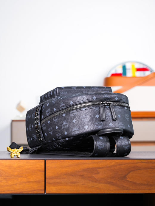 秋冬特惠💰960 原单MCM 原厂皮 黑色中号 铆钉双肩背包MMK6SVE37CO001 男女同款包 商品图7