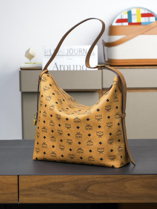 秋冬特惠💰850 原单MCM 原厂皮 新款干邑色大号 肩背包MWHESTA02CO001 这款Visetos Hobo包 商品图2