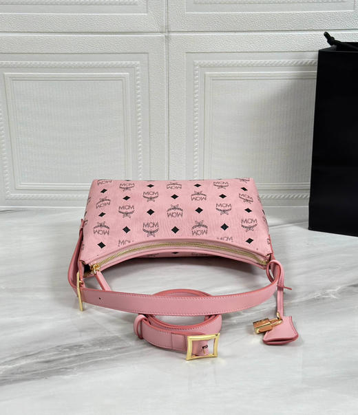 秋冬特惠💰780 原单MCM 原厂皮 新款桃花粉Small 腋下肩背包A01 老花满印 这款单品对经典的休闲款 商品图5