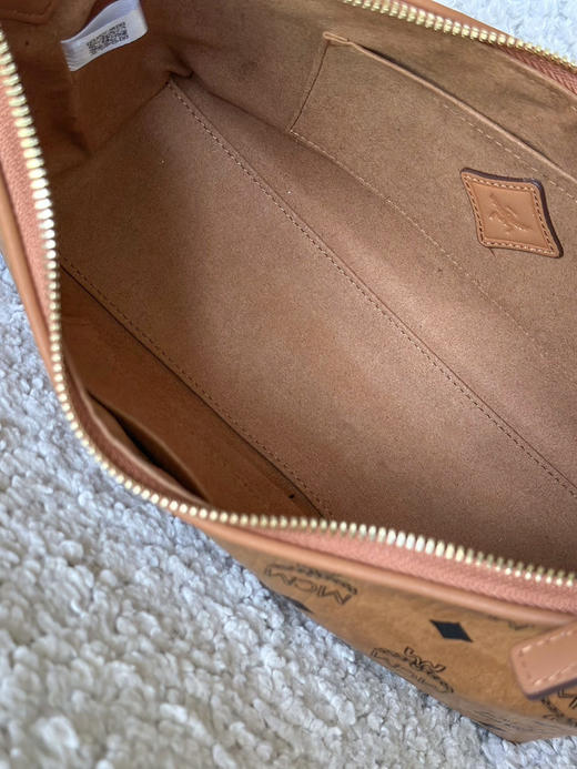 秋冬特惠💰780 原单MCM 原厂皮 新款干邑色Small 腋下肩背包牛角包 老花满印 商品图8