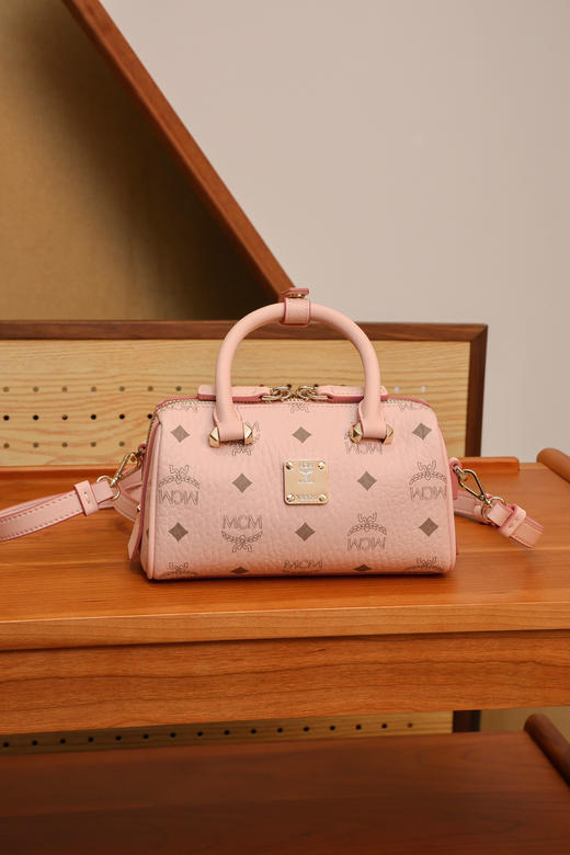 秋冬特惠💰760 原单MCM 原厂皮 樱花粉迷你𝗠𝗶𝗻𝗶波士顿枕头包MWBAASE03CO001 老花满印 🉑️单肩🉑️斜挎🉑️手拧 这款mini波士顿包 商品图5