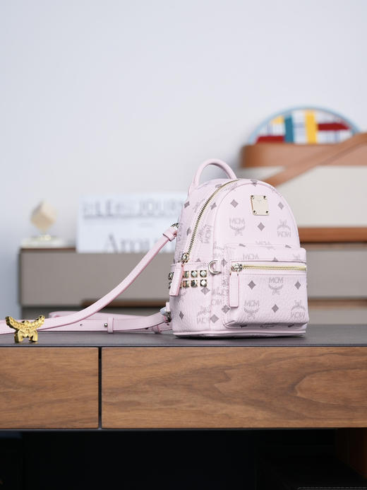 秋冬特惠💰800 原单MCM 原厂皮 轻雾粉超迷你 铆钉双肩包MMK6SVE92CO001 用这款超迷你Stark双肩背包秀出新风格 商品图5