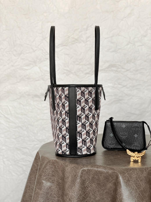 秋冬特惠💰780 原单MCM 原厂皮 迷你𝐌𝐢𝐧𝐢双面购物袋托特包MWPDALRO1CO001 经典黑色 商品图4