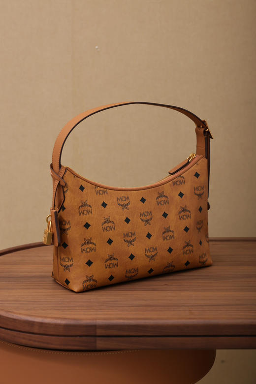 秋冬特惠💰780 原单MCM 原厂皮 新款干邑色Small腋下肩背包MWHESTA01CO001 老花满印 商品图2