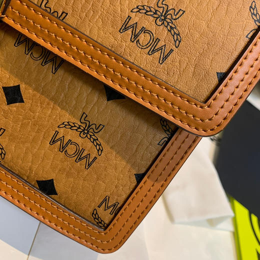 秋冬特惠💰800 原单MCM 原厂皮 中号斜挎肩带翻盖包L088 经典干邑色 这款Tracy肩背包 商品图4