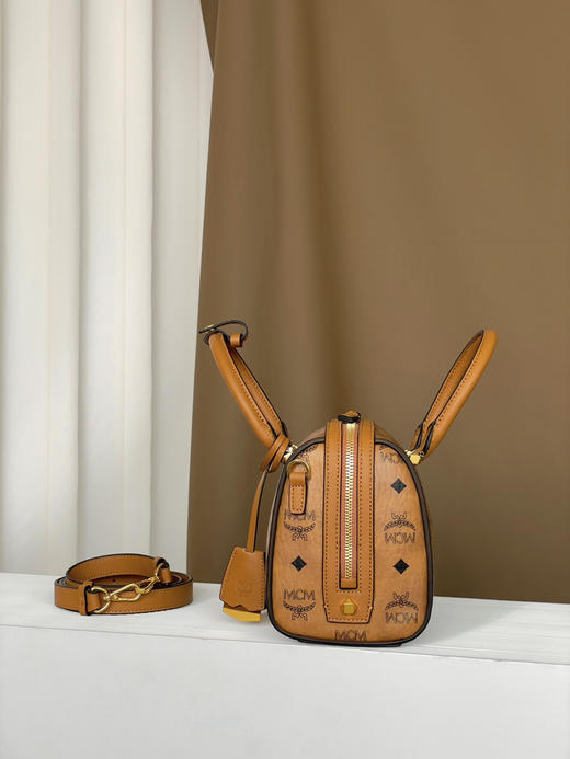 秋冬特惠💰780 原单MCM 原厂皮 𝐒𝐦𝐚𝐥𝐥小号波士顿包MWBAASE03CO001 经典干邑色 这款Aren波士顿包 商品图1