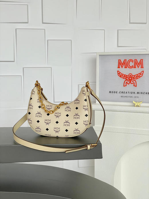 秋冬特惠💰760 原单MCM 原厂皮 新款米白色小号半月包腋下斜挎包MWHCATA11CO001 这款拥有曲线轮廓 商品图8