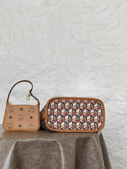 秋冬特惠💰780 原单MCM 原厂皮 迷你𝐌𝐢𝐧𝐢双面购物袋托特包MWPDSLRO2CO001 经典干邑棕色 商品图4