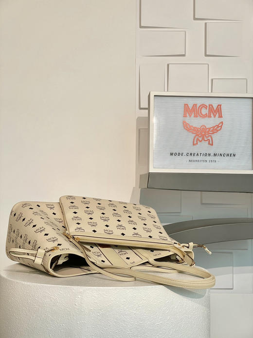 秋冬特惠💰900 原单MCM 原厂皮 新款中号 米白色双面购物袋MWPCSVI01CO001 米白色 这款中号Liz购物袋 商品图6