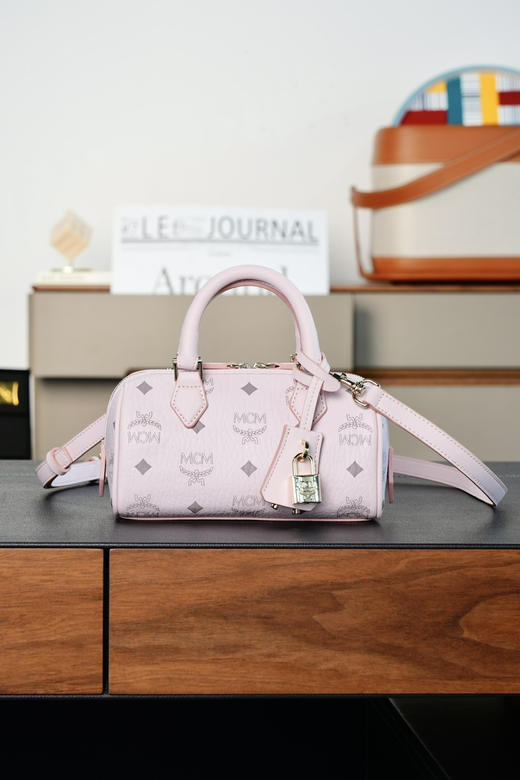 秋冬特惠💰780 原单MCM 原厂皮 雾霾粉𝙈𝙞𝙣𝙞 波士顿挂锁包MWBESEA01CO001 这款迷你Ella波士顿包 商品图8