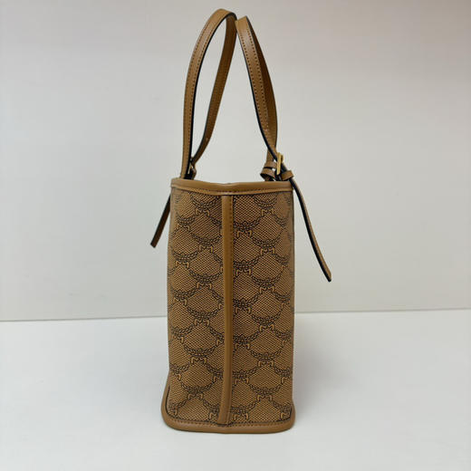 秋冬特惠💰760 原单MCM 原厂皮 新料新款购物袋 这款迷你购物袋上饰有高贵的月桂叶 商品图3