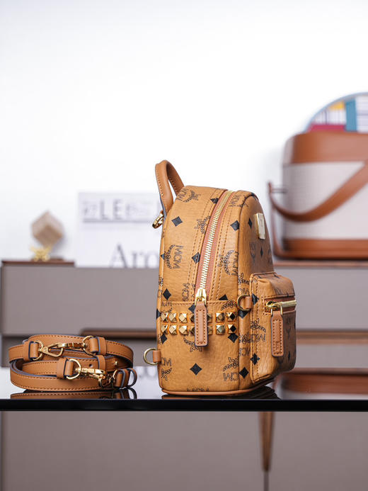 秋冬特惠💰800 原单MCM 原厂皮 超迷你干邑色 双肩包 这款迷你Stark Visetos双肩背包饰有铆钉细节MMK6SVE92CO001 经典Stark双肩背包 商品图1