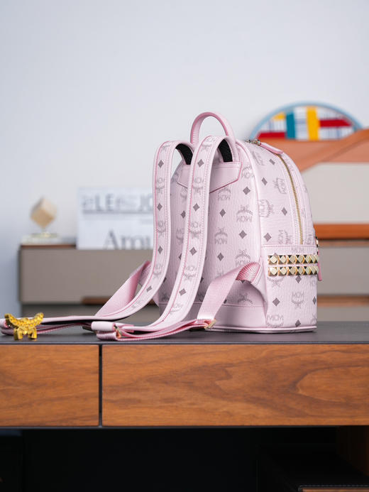 秋冬特惠💰850 原单MCM 原厂皮 轻雾粉迷你号 铆钉双肩背包MMK6SVE37CO001 轻雾粉色 这款Visetos经典 商品图3