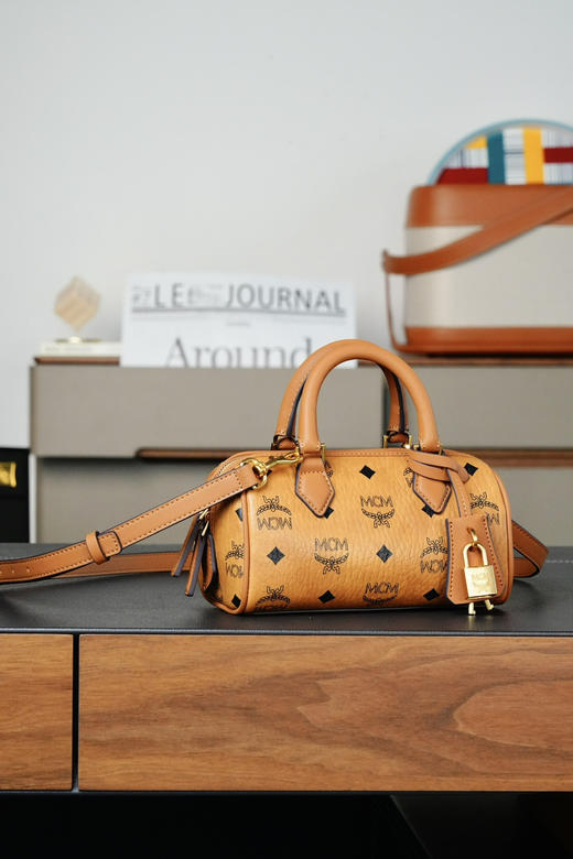 秋冬特惠💰780 原单MCM 原厂皮 干邑色𝙈𝙞𝙣𝙞 波士顿挂锁包MWPCSVI01CO001 Visetos波士顿包 商品图6