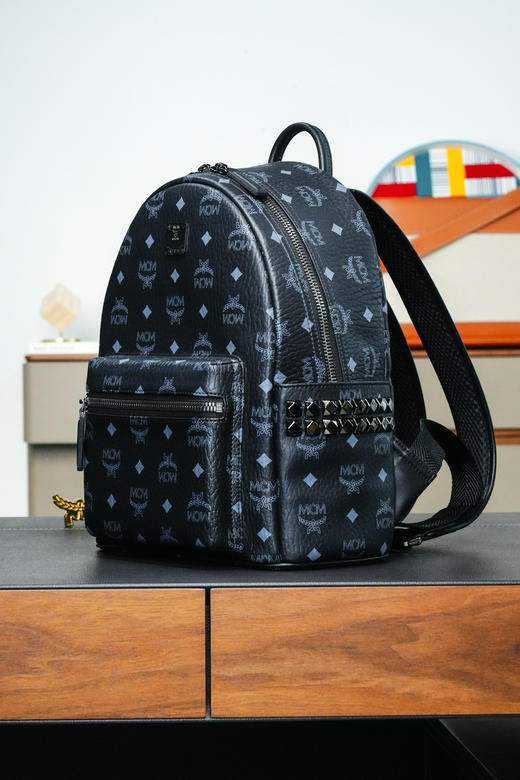 秋冬特惠💰900 原单MCM 原厂皮 实拍黑色小号 铆钉双肩包MMK6SVE37CO001 老花满印黑色 商品图1