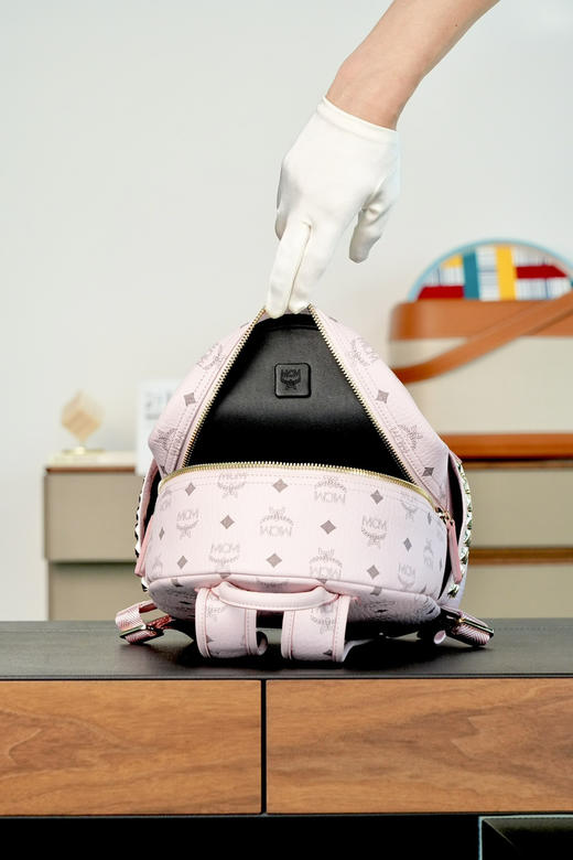 秋冬特惠💰900 原单MCM 原厂皮 实拍轻雾粉小号 铆钉双肩包MMK6SVE37CO001 老花满印轻雾粉 商品图7