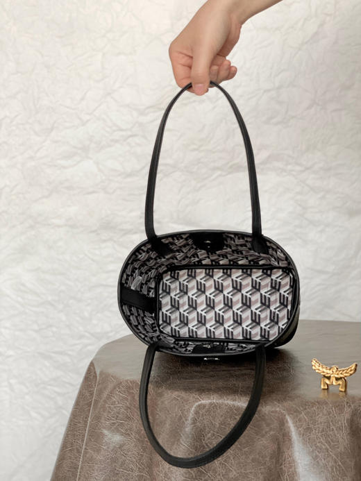 秋冬特惠💰780 原单MCM 原厂皮 迷你𝐌𝐢𝐧𝐢双面购物袋托特包MWPDALRO1CO001 经典黑色 商品图3