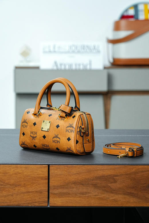 秋冬特惠💰760 原单MCM 原厂皮 干邑色𝙈𝙞𝙣𝙞波士顿枕头包MWBAASE03CO001 经典干邑色 商品图1