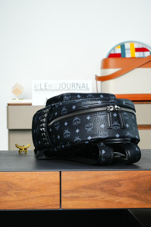 秋冬特惠💰900 原单MCM 原厂皮 实拍黑色小号 铆钉双肩包MMK6SVE37CO001 老花满印黑色 商品图3