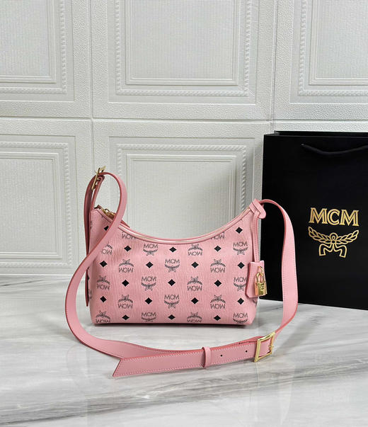 秋冬特惠💰780 原单MCM 原厂皮 新款桃花粉Small 腋下肩背包A01 老花满印 这款单品对经典的休闲款 商品图6