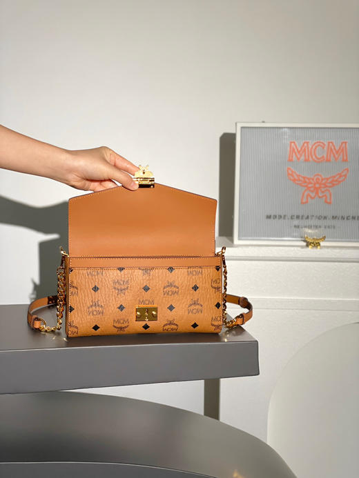 秋冬特惠💰760 原单MCM 原厂皮 新版中号信封包MMRAAME03CO001 皮肩带链条 全新升级版本 老花满印 商品图4