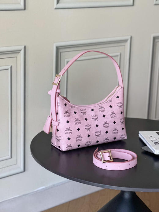 秋冬特惠💰780 原单MCM 原厂皮 新款桃花粉 Small 腋下肩背包牛角包 老花满印 商品图4