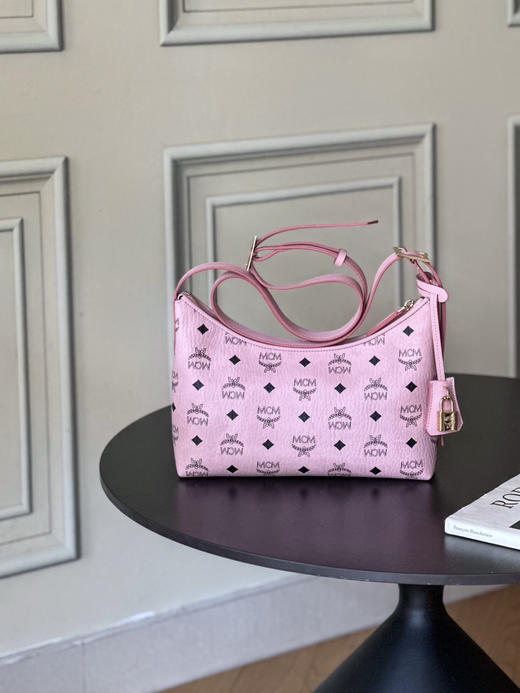 秋冬特惠💰780 原单MCM 原厂皮 新款桃花粉 Small 腋下肩背包牛角包 老花满印 商品图0