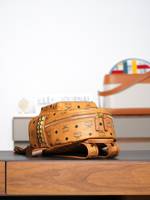 秋冬特惠💰850 原单MCM 原厂皮 干邑色迷你号 铆钉双肩背包MMK6SVE37CO001 经典干邑色 商品图7