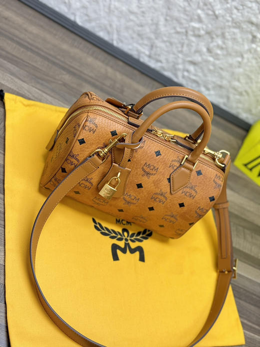 秋冬特惠💰800 原单MCM 原厂皮 新款干邑色Mini迷你波士顿包H083 干邑色老花满印 这款小号Ella波士顿包 商品图3