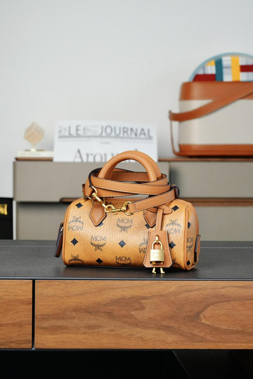 秋冬特惠💰780 原单MCM 原厂皮 干邑色𝙈𝙞𝙣𝙞 波士顿挂锁包MWPCSVI01CO001 Visetos波士顿包 商品图0