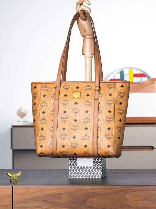 秋冬特惠💰800 原单MCM 原厂皮 干邑色小号拉链购物袋MWPFSMT02CO001 这款Visetos经典花纹人造革购物袋 商品图5