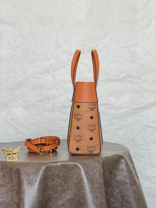 秋冬特惠💰730 原单MCM 原厂皮 迷你𝐦𝐢𝐧𝐢新款拼皮菜篮子MWPDSTA01CO001 经典干邑色 这款迷你Aren拉链购物袋 商品图1