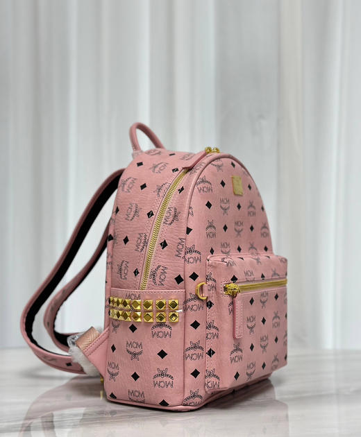 秋冬特惠💰900 原单MCM 原厂皮 新版桃花粉小号 双肩背包 老花满印 新增拉牌压印 商品图1