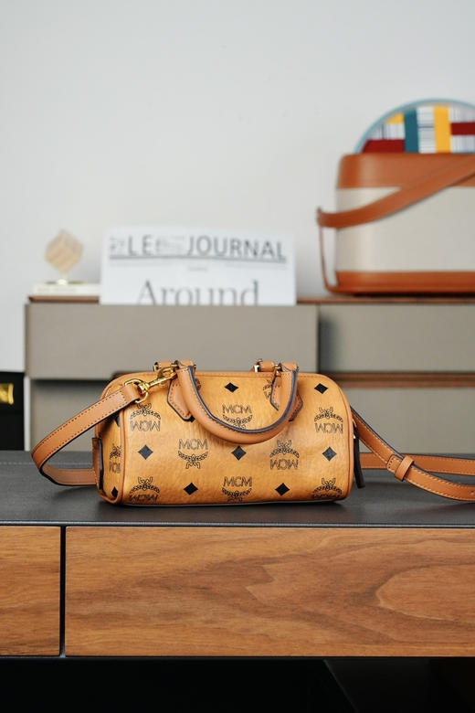 秋冬特惠💰780 原单MCM 原厂皮 干邑色𝙈𝙞𝙣𝙞 波士顿挂锁包MWPCSVI01CO001 Visetos波士顿包 商品图7