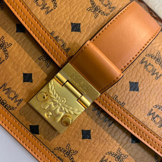 秋冬特惠💰800 原单MCM 原厂皮 中号斜挎肩带翻盖包L088 经典干邑色 这款Tracy肩背包 商品图3