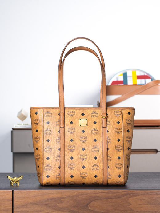 秋冬特惠💰800 原单MCM 原厂皮 干邑色小号拉链购物袋MWPFSMT02CO001 这款Visetos经典花纹人造革购物袋 商品图0