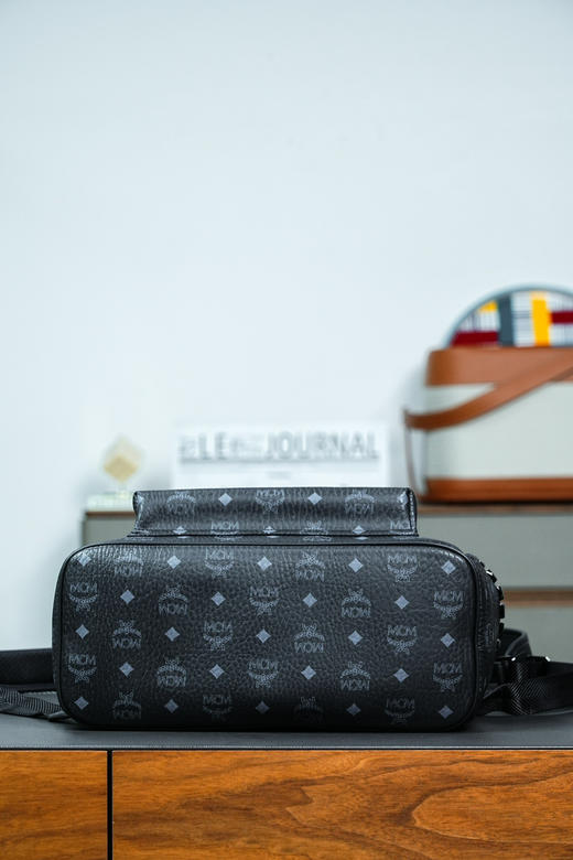 秋冬特惠💰1000 原单MCM 原厂皮 黑色大号 铆钉双肩背包MMK6SVE37CO001 男女同款包 商品图6