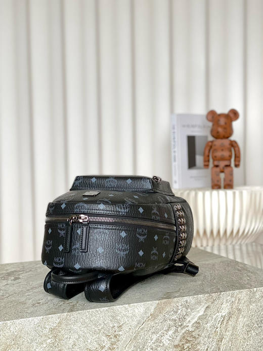 秋冬特惠💰900 原单MCM 原厂皮 小号铆钉双肩背包MMK6SVE37CO001 黑老花满印 商品图5