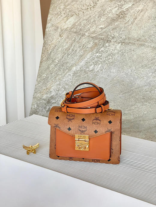 秋冬特惠💰800 原单MCM 原厂皮 手提斜挎风琴包MWPBAW005CO001 新升级定制级五金 经典干邑色 这款经典挎包 商品图4