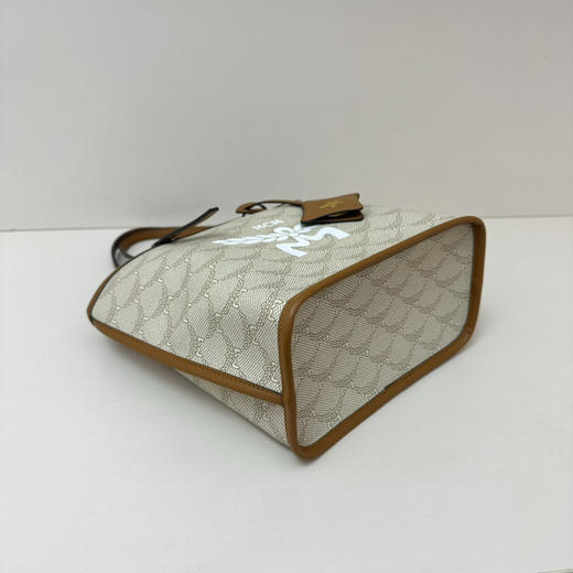 秋冬特惠💰760 原单MCM 原厂皮 新料新款购物袋 这款迷你购物袋上饰有高贵的月桂叶 商品图5