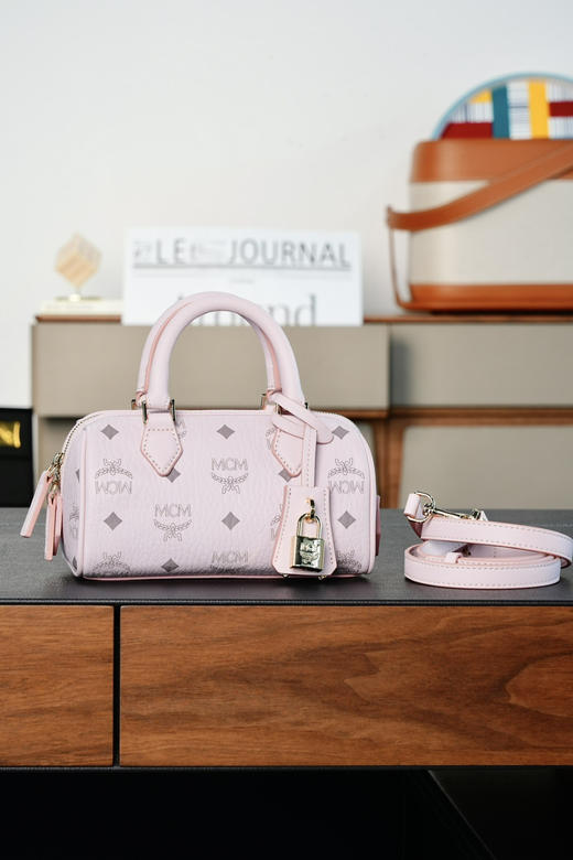 秋冬特惠💰780 原单MCM 原厂皮 雾霾粉𝙈𝙞𝙣𝙞 波士顿挂锁包MWBESEA01CO001 这款迷你Ella波士顿包 商品图0