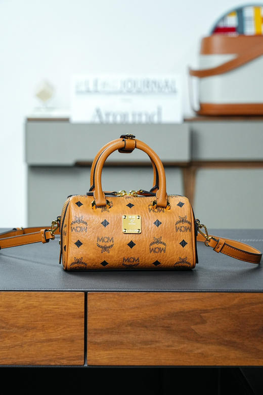 秋冬特惠💰760 原单MCM 原厂皮 干邑色𝙈𝙞𝙣𝙞波士顿枕头包MWBAASE03CO001 经典干邑色 商品图6