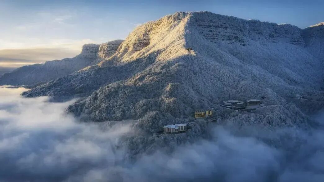 【瓦屋山十里云湖度假酒店】
冬遇茫茫雪原☃️赏冰雪盛景
🏞正对瓦屋山、俯瞰雅女湖