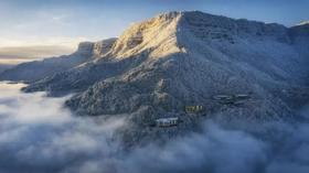 【瓦屋山十里云湖度假酒店】
冬遇茫茫雪原☃️赏冰雪盛景
🏞正对瓦屋山、俯瞰雅女湖