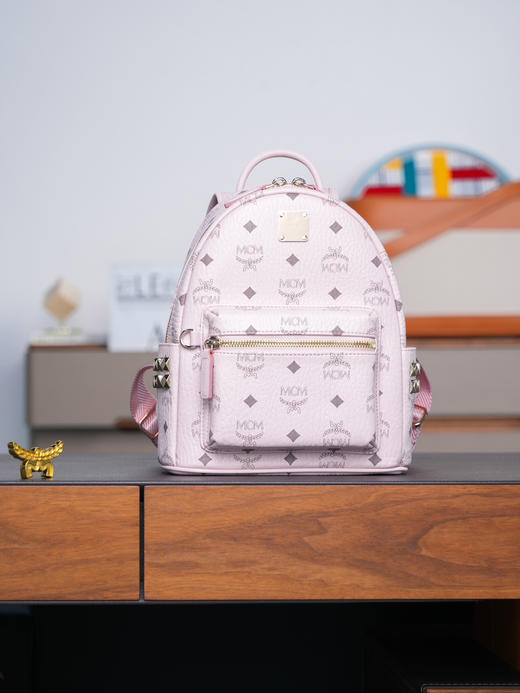 秋冬特惠💰850 原单MCM 原厂皮 轻雾粉迷你号 铆钉双肩背包MMK6SVE37CO001 轻雾粉色 这款Visetos经典 商品图0