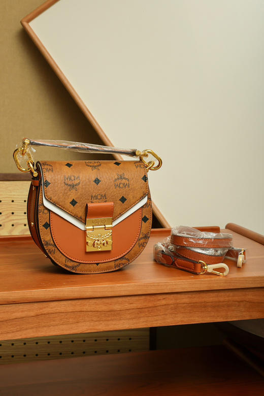 秋冬特惠💰780 原单MCM 原厂皮 干邑色Mini迷你马鞍斜挎手提包MWPBAWO05CO001 老花满印 商品图5