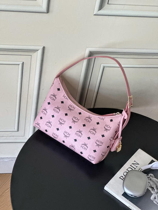 秋冬特惠💰780 原单MCM 原厂皮 新款桃花粉 Small 腋下肩背包牛角包 老花满印 商品图6