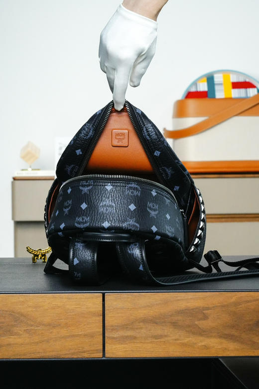 秋冬特惠💰900 原单MCM 原厂皮 实拍黑色小号 铆钉双肩包MMK6SVE37CO001 老花满印黑色 商品图6