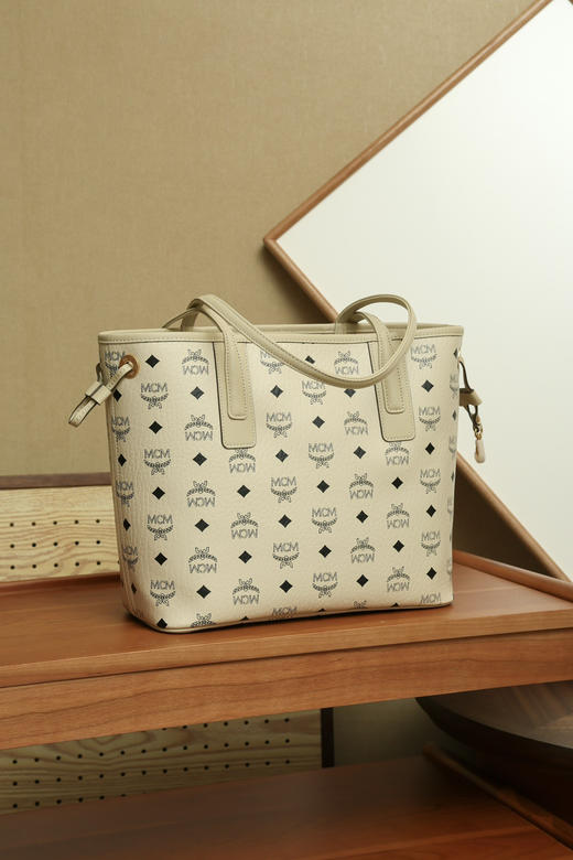 秋冬特惠💰780 原单MCM 原厂皮 米色小号 双面购物袋子母包MWPCSVI01CO001 经典升级米白 这款小号购物袋 商品图7