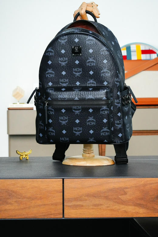 秋冬特惠💰900 原单MCM 原厂皮 实拍黑色小号 铆钉双肩包MMK6SVE37CO001 老花满印黑色 商品图8